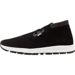 Native AP CHUKKA HYDRO Tenisówki i Trampki wysokie jiffy black/shell white. Czarne trampki i tenisówki damskie marki Native, z tworzywa sztucznego. W wyprzedaży za 293,30 zł.