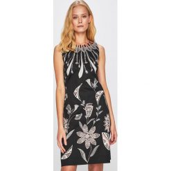 Desigual - Sukienka. Czarne sukienki damskie Desigual, na co dzień, bez wzorów, z elastanu, casualowe, z okrągłym kołnierzem, bez rękawów, mini, proste. Za 399,90 zł.