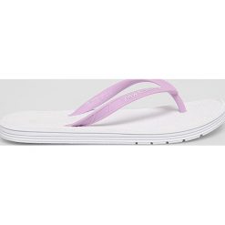 New Balance - Japonki. Białe klapki damskie New Balance, bez wzorów, z gumy, bez obcasa, na obcasie. W wyprzedaży za 49,90 zł.