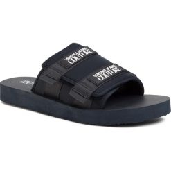 Klapki VERSACE JEANS COUTURE - E0YVBSQ9 71546 239. Niebieskie klapki męskie Versace Jeans Couture, z jeansu, bez zapięcia. W wyprzedaży za 309,00 zł.