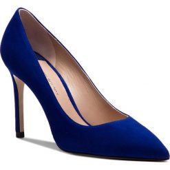 Szpilki STUART WEITZMAN - Leigt 95 YL53464 Blue Violet Suede. Niebieskie półbuty damskie marki Stuart Weitzman, bez wzorów, ze skóry, ze szpiczastym noskiem, bez obcasa, na obcasie, bez zapięcia. W wyprzedaży za 859,00 zł.