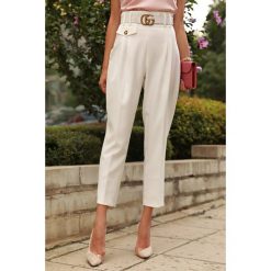Spodnie damskie FIRELIA WHITE. Białe spodnie damskie IVET, bez wzorów, eleganckie, z podwyższonym stanem. W wyprzedaży za 49,00 zł.