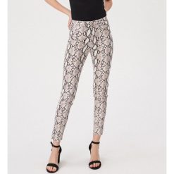 Spodnie skinny z wysokim stanem - Różowy. Różowe spodnie damskie Sinsay, s, bez wzorów, z podwyższonym stanem. Za 59,99 zł.