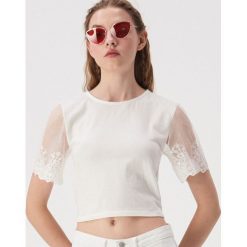 T-shirt z ozdobnymi rękawami - Kremowy. Białe t-shirty damskie Sinsay, s, bez wzorów, bez kołnierzyka. W wyprzedaży za 19,99 zł.