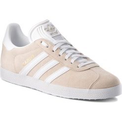Buty adidas - Gazelle B41646 Linen/Ftwwht/Ftwwht. Brązowe buty sportowe damskie Adidas, na co dzień, bez wzorów, z zamszu, bez obcasa, na płaskiej podeszwie, bez zapięcia. W wyprzedaży za 269,00 zł.