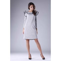 Jasnoszara Trapezowa Sukienka Dzianinowa z Falbankami. Sukienki damskie Molly.pl, na co dzień, s, z aplikacjami, z dzianiny, eleganckie, z okrągłym kołnierzem, z długim rękawem, długie, proste. Za 132,90 zł.