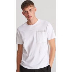 T-shirt z kieszenią - Biały. Białe t-shirty męskie Reserved, s, bez wzorów, bez kołnierzyka. Za 59,99 zł.