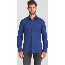GRANATOWA KOSZULA JOOP! COLLECTION W DROBNY WZÓR. Niebieskie koszule męskie Joop! Collection, m, bez wzorów, z bawełny, z klasycznym kołnierzykiem, bez rękawów. Za 224,50 zł.