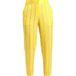 Custommade PAYTON Spodnie materiałowe yarrow yellow. Żółte spodnie damskie marki Custommade, z wiskozy. W wyprzedaży za 369,50 zł.