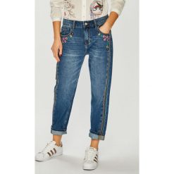 Desigual - Jeansy Mia. Niebieskie jeansy damskie marki Desigual. Za 499,90 zł.