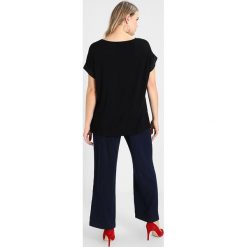 Bluzki asymetryczne: Vince Camuto Plus PORTRAIT PRINT BLOUSE Bluzka rich black