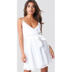 Iva Nikolina x NA-KD Szyfonowa sukienka krótka - White. Białe sukienki Iva Nikolina x NA-KD, w paski, z poliesteru, z kopertowym dekoltem, z krótkim rękawem, mini, kopertowe. Za 161,95 zł.