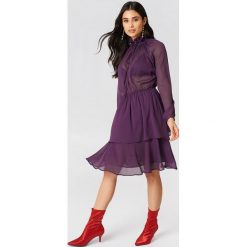 NA-KD Boho Sukienka z marszczoną stójką - Purple. Fioletowe sukienki damskie marki NA-KD Boho, bez wzorów, z poliesteru, boho, ze stójką, z długim rękawem, długie, maxi. W wyprzedaży za 80,97 zł.