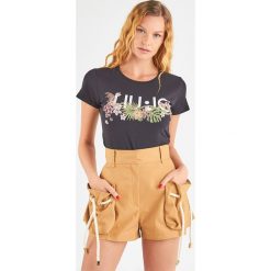 T-SHIRT Liu Jo. T-shirty damskie Liu Jo, s, bez wzorów, z materiału, bez kołnierzyka. W wyprzedaży za 255,20 zł.