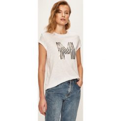 Mustang - T-shirt. Białe bluzki damskie Mustang, s, z nadrukiem, z bawełny, z okrągłym kołnierzem. W wyprzedaży za 69,90 zł.