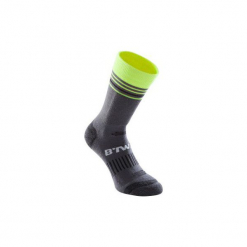 Skarpety Na Rower 900 Zimowe. Czarne skarpetki męskie marki B'TWIN, z elastanu. Za 39,99 zł.