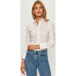 Trussardi Jeans - Koszula. Białe bluzki damskie Trussardi Jeans, bez wzorów, z elastanu, klasyczne, z włoskim kołnierzykiem, z długim rękawem. Za 419,90 zł.