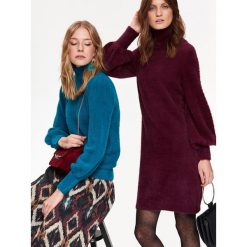 Dopasowana sukienka z bufiastymi rękawami. Fioletowe sukienki damskie Top Secret, na co dzień, na zimę, bez wzorów, z dzianiny, eleganckie, bez kołnierzyka, z długim rękawem, długie, dopasowane. W wyprzedaży za 59,99 zł.