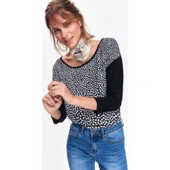 LUŹNY T-SHIRT DAMSKI W GROSZKI Z ZAOKRĄGLONYM TYŁEM. Szare t-shirty damskie marki Top Secret, w grochy. Za 24,99 zł.
