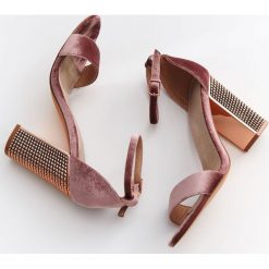 SANDAŁY DAMSKIE. Różowe sandały damskie Top Secret, z aplikacjami, z tkaniny, eleganckie, bez obcasa, bez zapięcia. W wyprzedaży za 69,99 zł.