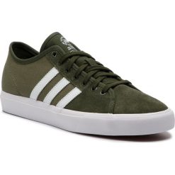 Buty adidas - Matchcourt Rx DB3140 Ngtcar/Ftwwht/Rawkha. Zielone buty sportowe męskie Adidas, na co dzień, bez wzorów, ze skóry, bez zapięcia. W wyprzedaży za 239,00 zł.