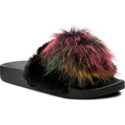 Klapki STEVE MADDEN - Spiral Slipper 91000874-07069-01003 Black Multi. Czarne klapki damskie Steve Madden, bez wzorów, z tworzywa sztucznego, bez obcasa. W wyprzedaży za 159,00 zł.