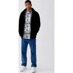 Koszula z komiksowym nadrukiem. Białe koszule męskie Pull&Bear, m, z nadrukiem, bez kołnierzyka, z długim rękawem. Za 89,90 zł.