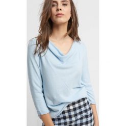 Dzianinowa koszulka basic. Niebieskie t-shirty damskie Orsay, s, z dzianiny, z asymetrycznym kołnierzem. Za 59,99 zł.