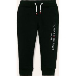 Tommy Hilfiger - Spodnie dziecięce 98-176 cm. Czerwone spodnie chłopięce TOMMY HILFIGER, bez wzorów, z elastanu. W wyprzedaży za 189,90 zł.