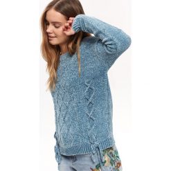 Szenilowy sweter damski. Niebieskie swetry damskie Top Secret, na lato, bez wzorów, bez rękawów, bez kaptura. W wyprzedaży za 64,99 zł.