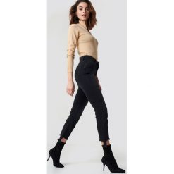 NA-KD Jeansy z rozdarciami - Grey. Szare spodnie z wysokim stanem NA-KD, z jeansu. Za 202,95 zł.