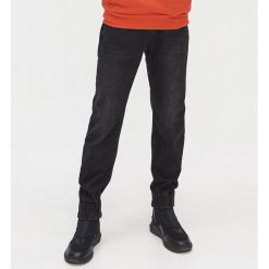 Jeansy joggery basic - Czarny. Czarne jeansy męskie Cropp, m, bez wzorów, z jeansu. Za 119,99 zł.