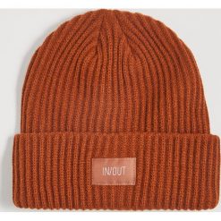 Czapka beanie z naszywką - Brązowy. Pomarańczowe czapki damskie Sinsay, z aplikacjami. W wyprzedaży za 12,99 zł.