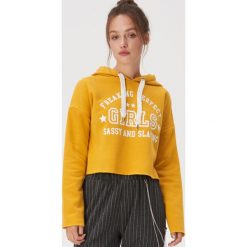 Krótka bluza z kapturem - Żółty. Żółte bluzy damskie Sinsay, s, bez wzorów, z krótkim rękawem, krótkie, z kapturem. Za 49,99 zł.