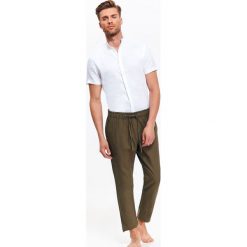 Spodnie męskie z tkaniny oxford z gumką w pasie. Brązowe spodnie męskie Top Secret, na lato, m, bez wzorów, z bawełny, eleganckie. W wyprzedaży za 39,99 zł.