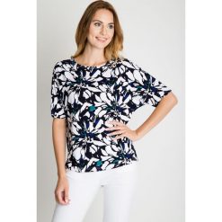 Dzianinowa bluzka typu kimono BIALCON. Białe bluzki damskie marki BIALCON, bez wzorów, z dzianiny, klasyczne, z klasycznym kołnierzykiem, bez rękawów. W wyprzedaży za 62,00 zł.