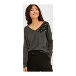 Sweter damski. Swetry damskie Promod, z aplikacjami, z dzianiny, eleganckie, bez rękawów, długie, bez kaptura. Za 99,90 zł.