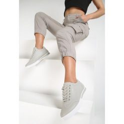 Szare Buty Sportowe Turning Away. Szare buty sportowe damskie Renee, bez wzorów, sportowe. W wyprzedaży za 59,99 zł.