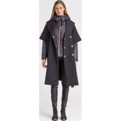 DWUCZĘŚCIOWY PŁASZCZ Emporio Armani. Czarne kurtki damskie w paski, z elastanu, krótkie. Za 1905,00 zł.