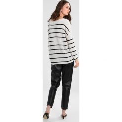 Swetry klasyczne damskie: AllSaints MISTY CREW Sweter chalk white/black