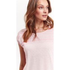 T-SHIRT KRÓTKI RĘKAW DAMSKI W NADRUK TON W TON. Szare t-shirty damskie Top Secret, z nadrukiem, z klasycznym kołnierzykiem. Za 19,99 zł.