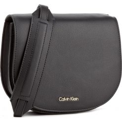 Torebka CALVIN KLEIN BLACK LABEL - Metropolitan Saddle K60K603781 001. Czarne listonoszki damskie marki Calvin Klein Black Label. W wyprzedaży za 309,00 zł.