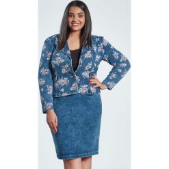 Żakiet jeansowy kwiatowy wzór duże rozmiary OVERSIZE PLUS SIZE. Różowe żakiety damskie Moda Size Plus Iwanek, plus size, w kwiaty, z bawełny. Za 149,90 zł.