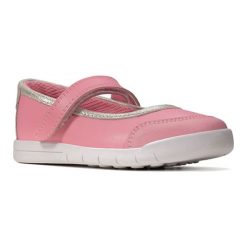 Baleriny w kolorze różowo-srebrnym. Szare baletki dziewczęce Clarks. W wyprzedaży za 99,95 zł.