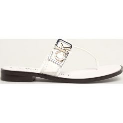 Calvin Klein - Japonki. Czarne klapki damskie Calvin Klein, bez wzorów, z gumy, bez obcasa, na obcasie. W wyprzedaży za 289,90 zł.