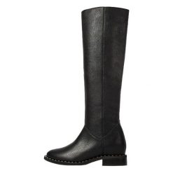 L37 Kozaki Damskie High End Up Jet 38 Czarne. Czarne kozaki damskie marki L37, ze skóry, na niskim obcasie, bez zapięcia. W wyprzedaży za 616,00 zł.