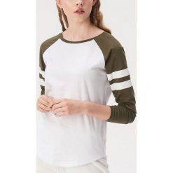 Bluzka z raglanowymi rękawami - Khaki. Brązowe bluzki damskie Sinsay, s, bez wzorów, bez kołnierzyka, bez rękawów. Za 19,99 zł.