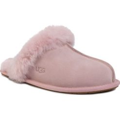 Kapcie UGG - W Scuffette II 1106872 Pcry. Różowe klapki damskie Ugg, bez wzorów, ze skóry, bez obcasa. Za 429,00 zł.