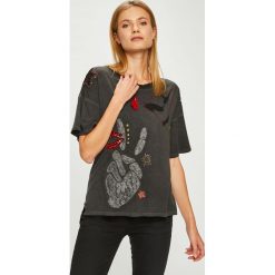 Desigual - Top. Szare topy damskie Desigual, l, z aplikacjami, z bawełny, z okrągłym kołnierzem. W wyprzedaży za 169,90 zł.
