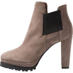 AllSaints STUDDED SARRIS Botki na obcasie almond brown. Pomarańczowe botki damskie marki AllSaints, ze skóry, bez obcasa, na obcasie, bez zapięcia. Za 1049,00 zł.